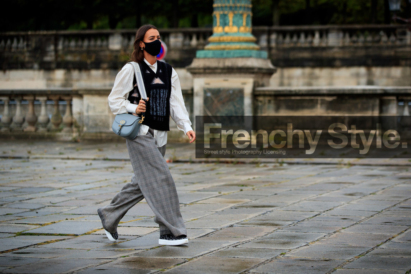 alice barbier, black pullover, striped pullover, sleeveless pullover, white shirt, striped shirt, dior bag, dior pullover, dior shirt, dior strap bag, dior pants, dior total look, dior shoes, grey pants, checked pants, plaid pants, loose pants, shoulder bag, logo strap bag, monogrammed shoes, monogrammed sneakers, grey sneakers, grey shoes, covid face mask, fashion week, frenchystyle, FW, jonathan paciullo, street style, PFW, PARIS, SPRING SUMMER 2021, SS 21, horizontal, atmosphere details, full length