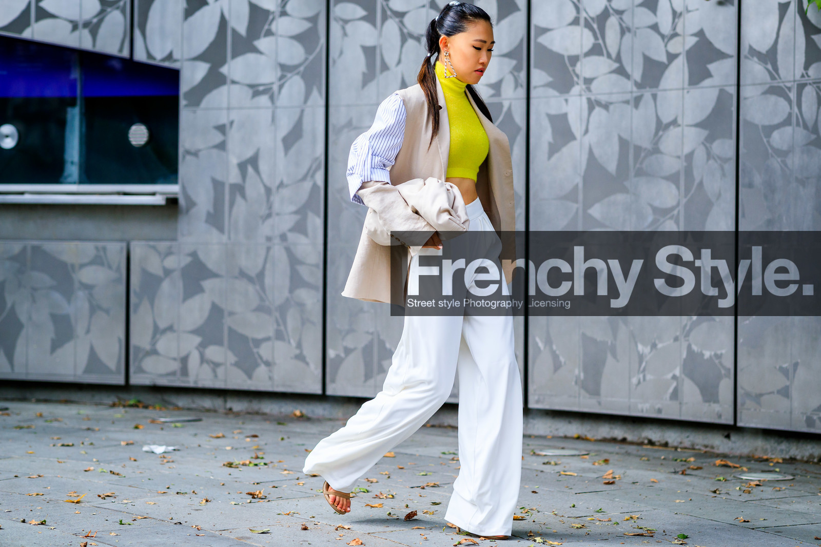 beige bag, beige jacket, blue shirt, bottega veneta, earrings, graphic shirt, jaime xie, leather bag, ponytail, printed shirt, sleeveless, striped shirt, trousers, white bag, white pants, yellow sweater, street style, jonathan paciullo, FW, frenchystyle, fashion week, NEW YORK, NYFW, SPRING SUMMER 2020, SS 20, horizontal, atmosphere details, full length