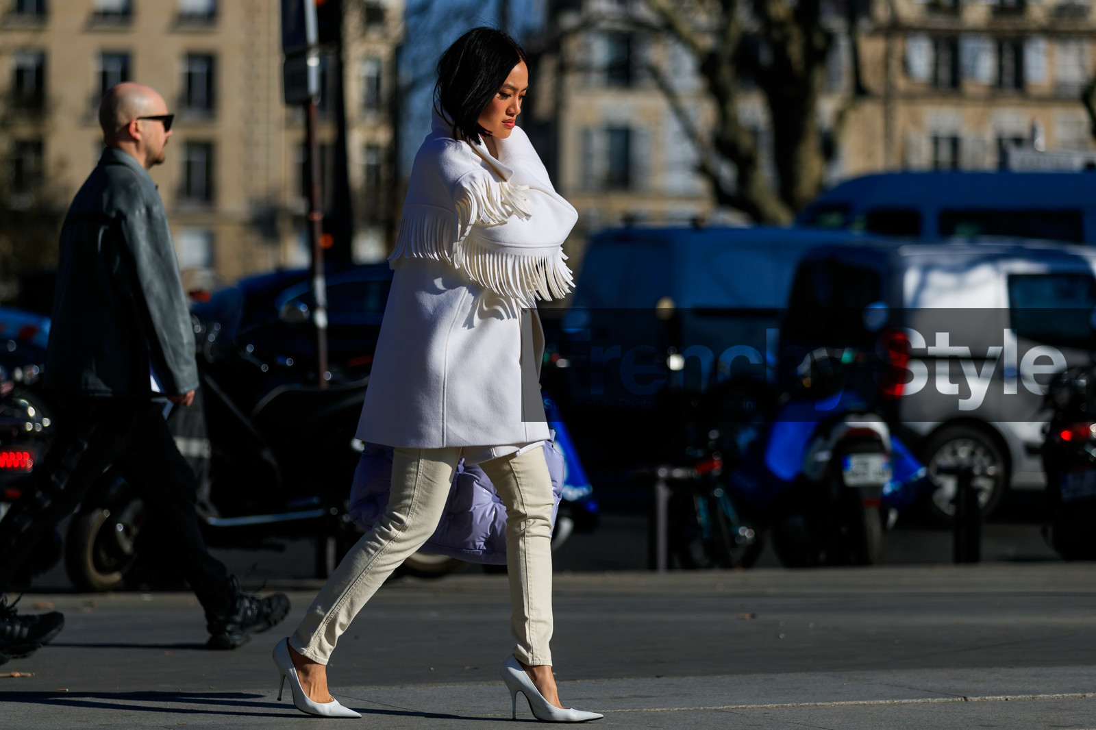 beige pants, denim pants, fringes, grey sweater, high heels, jeans, leather bag, leather shoes, maison martin margiela, purple bag, Tiffany Hsu, trousers, white denim, white jacket, white shoes, PARIS, PFW, street style, jonathan paciullo, FW, frenchystyle, fashion week, AUTUMN WINTER 2019-2020, AW 19-20, FALL WINTER 2019-2020, FW 19-20, horizontal, atmosphere details, full length