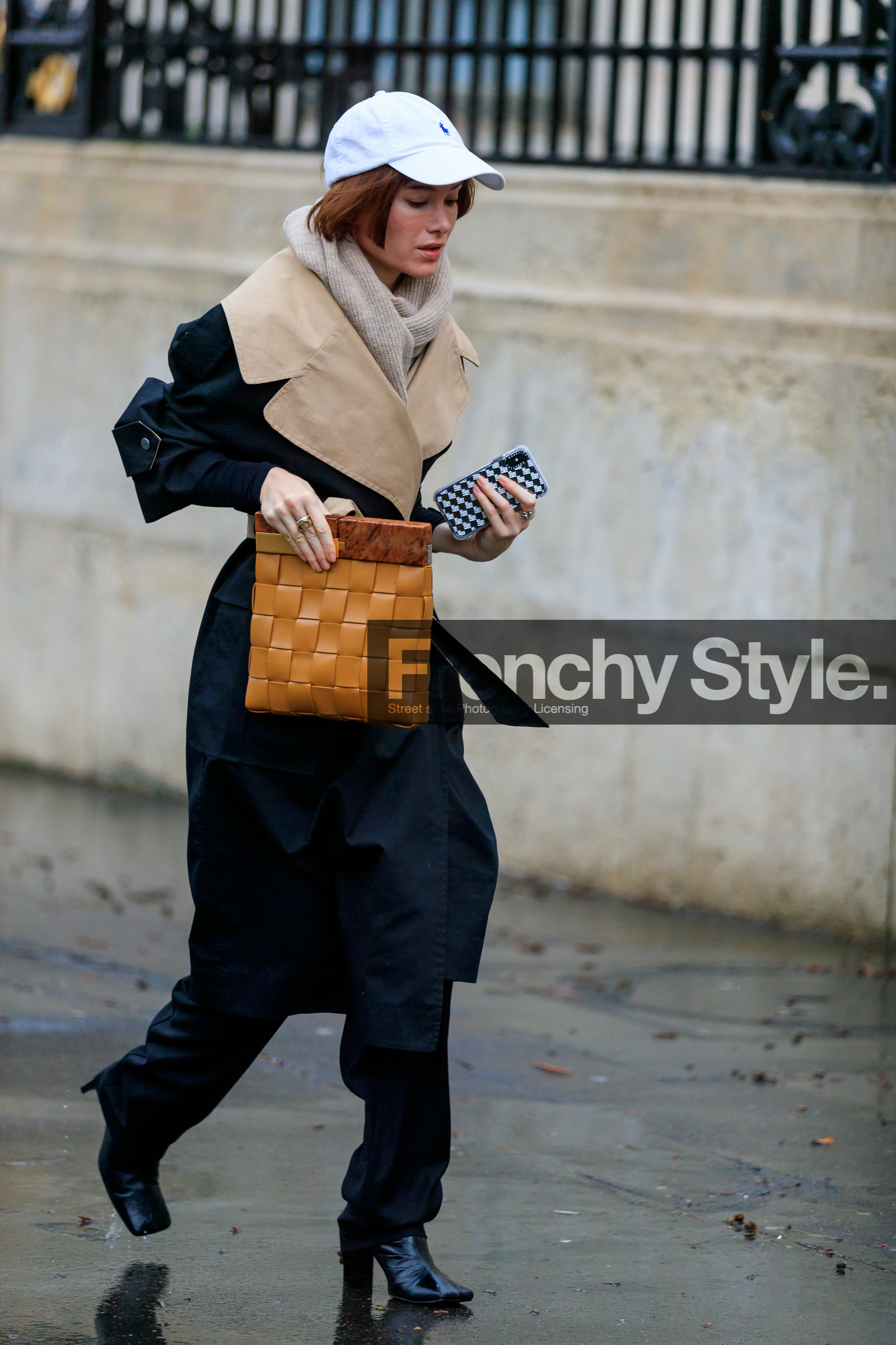 beige trench coat, beige pullover, turtleneck pullover, big collar, black trench coat, black pants, black leather boots, camel leather clutch, plaited clutch, bottega veneta bag, squared toed shoes, high heels boots, white cap, ralph lauren cap, beige scarf, woolen scarf, fashion week, frenchystyle, FW, jonathan paciullo, street style, PFW, PARIS, AUTUMN WINTER 2020-2021, FALL WINTER 2020-2021, FW 20-21, vertical, full length