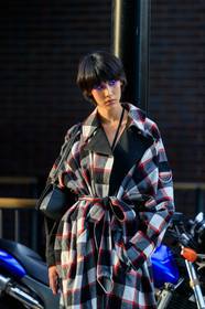 model, eye make up, make up details, purple strass make up, tartan coat, checked coat, belted coat, oversize coat, fashion week, frenchystyle, FW, jonathan paciullo, street style, vertical, detail, atmosphere details