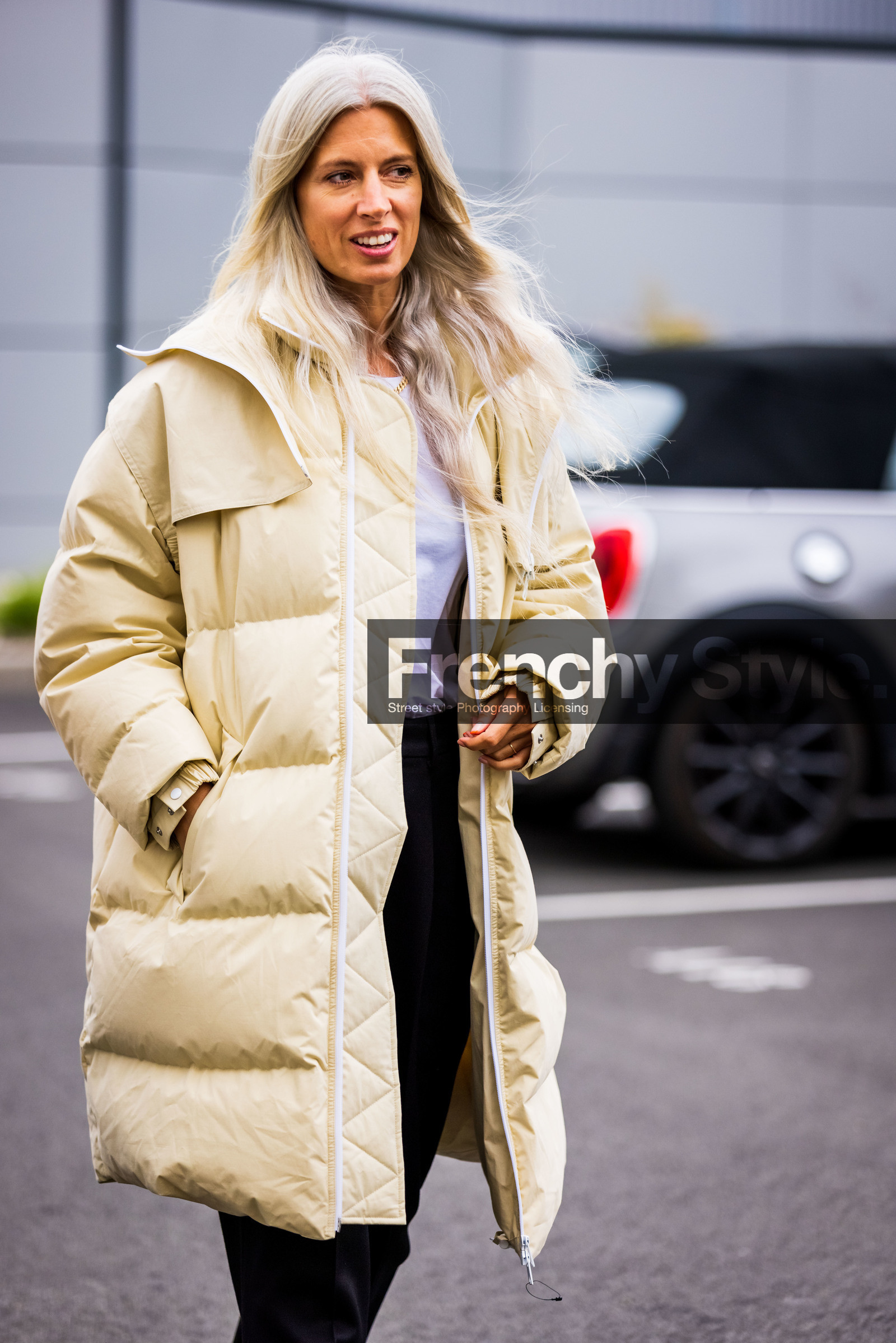 beige coat, beige puffer, black pants, coat, ecru coat, ecru puffer, flare pants, pants, pleated pants, puffer, quilted coat, quilted puffer, Sarah Harris, white t-shirt, PARIS, PFW, fashion week, frenchystyle, FW, jonathan paciullo, street style, SPRING SUMMER 2022, SS 22, vertical, atmosphere details