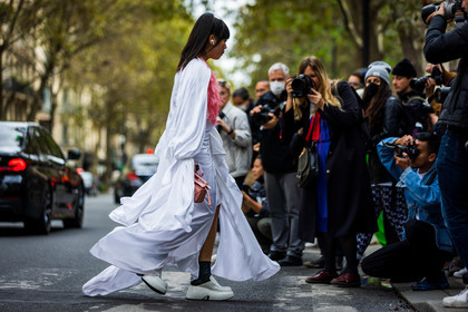 dress, fluid dress, fringes, fringes top, oversize sleeves, pink top, Susie Lau, white dress, street style, jonathan paciullo, FW, frenchystyle, fashion week, PFW, PARIS, SPRING SUMMER 2022, SS 22, horizontal, atmosphere details, full length