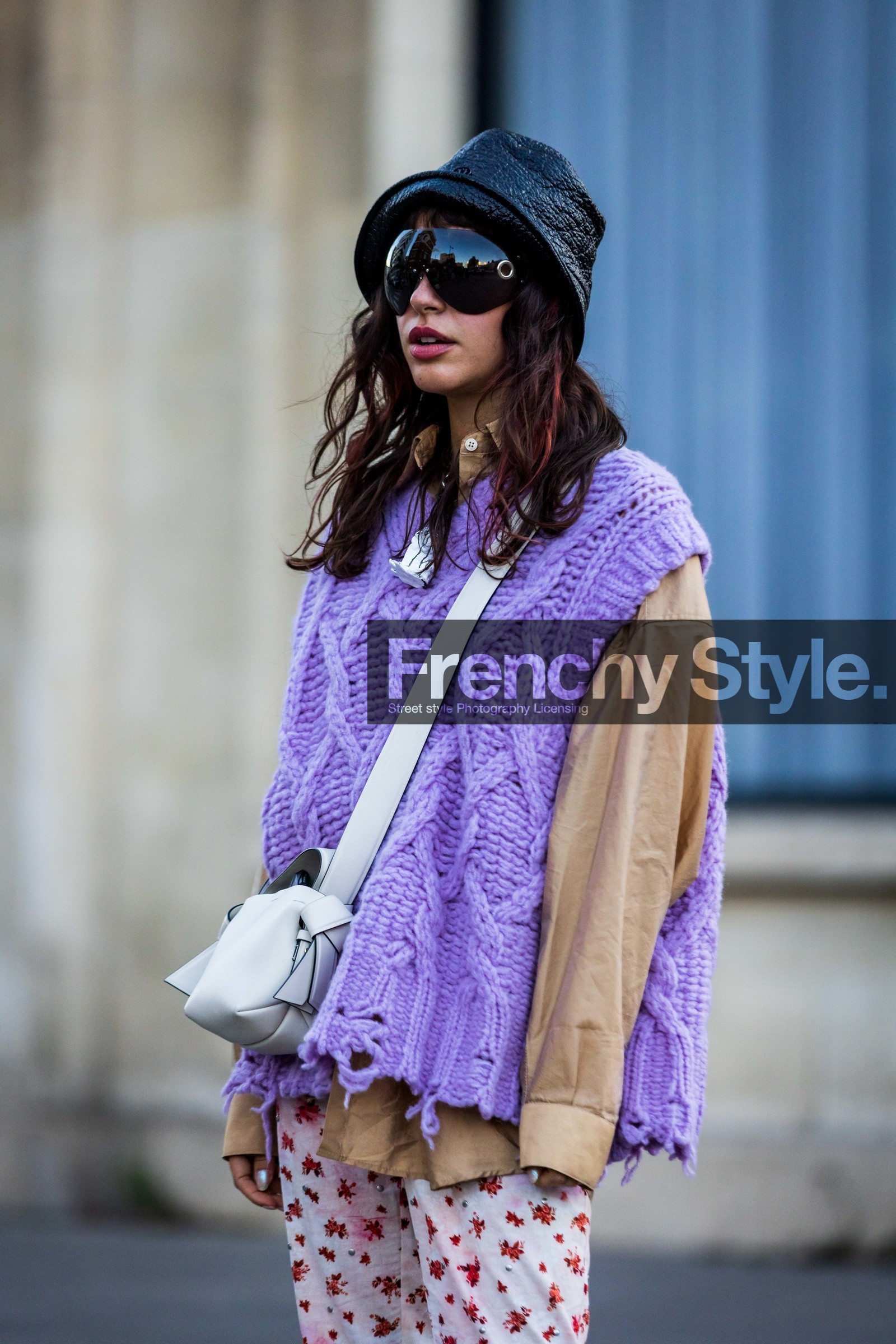 Barbara Malewicz, acne bag, bag, Barbara Malewicz, beige shirt, black bob, black sunglasses, bob, crossbody bag, floral print, flower print, knitwear, leather bob, lila knit, oversize sunglasses, pants, pink pants, print, printed pants, shirt, sleveless knitwear, sunglasses, white bag, street style, jonathan paciullo, FW, frenchystyle, fashion week, PFW, PARIS, SPRING SUMMER 2022, SS 22, vertical, atmosphere details