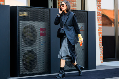 black bag, black jacket, black shoes, blazer, bracelet, collier de chien bracelet, gey skir, grey skirt, hermès, high heels, leather bag, leather shoes, maison martin margiela, sunglasses, tabi shoes, yellow sweater, fashion week, frenchystyle, FW, jonathan paciullo, street style, MFW, MILAN, AUTUMN WINTER 2018-2019, FALL WINTER 2018-2019, FW 18-19, horizontal, atmosphere details, full length, Véronique Tristram