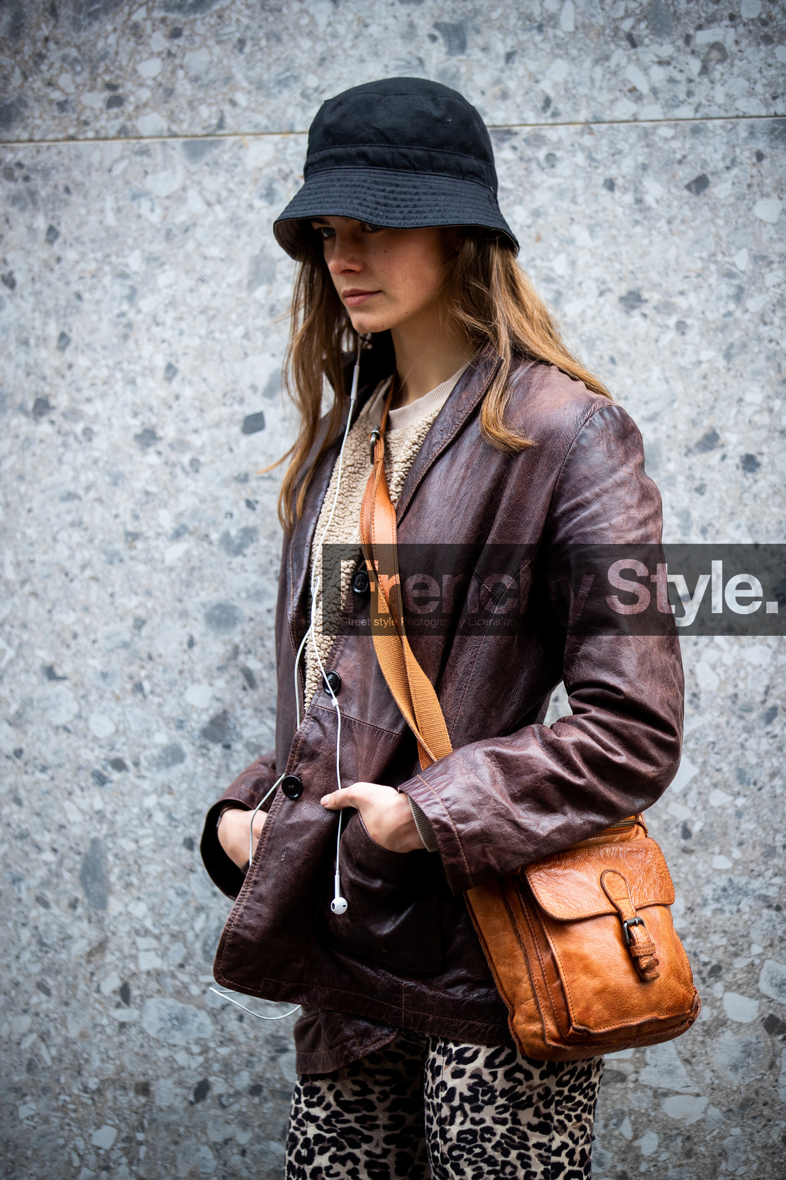 black hat, brown leather jacket, camel leather bag, crossbody bag, beige pullover, fur pullover, used jacket, used bag, vintage look, vintage jacket, vintage bag, leopard printed pants, street style, jonathan paciullo, FW, frenchystyle, fashion week, MFW, MILAN, SPRING SUMMER 2021, SS 21, vertical, detail, model