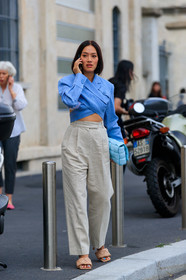 Tiffany Hsu, light blue jacket, cropped jacket, light beige pants, high waist pants, light blue leather bag, plaited bag, bottega veneta bag, carrot pants, bottega veneta shoes, beige leather sandals, plaited sandals, open toe shoes, fashion week, frenchystyle, FW, jonathan paciullo, street style, MFW, MILAN, SPRING SUMMER 2020, SS 20