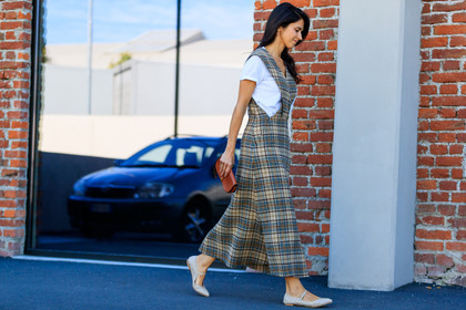 atmosphere details, beige shoes, brown bag, checked dress, fashion week, frenchystyle, full length, FW, graphic dress, horizontal, jonathan paciullo, leather bag, leather shoes, MFW, MILAN, printed dress, SPRING SUMMER 2018, SS 18, street style, white t shirt