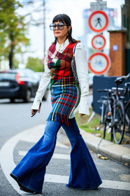 maria bernad, plaid pullover, plaid jacket, plaid top, checked jacket, checked pullover, checked top, sleeveless jacket, sleeveless pullover, sleeveless top, fringe jacket, fringe pullover, fringe top, red pullover, red jacket, red top, blue top, blue jacket, blue pullover, multicolor jacket, multicolor pullover, multicolor top, white shirt, asymetrical jacket, asymetrical pullover, asymmetrical top, layered pullover, layered top, layered jacket, denim, blue jeans, flare jeans, oversize jeans, big sunglasses, blue sunglasses, smoked sunglasses, street style, jonathan paciullo, FW, frenchystyle, fashion week, PFW, PARIS, SPRING SUMMER 2021, SS 21, vertical, full length