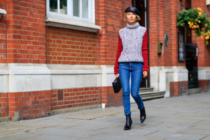 atmosphere details, beret, black bag, black hat, black shoes, blue denim, denim pants, fashion week, frenchystyle, full length, FW, grey sweater, high heels, horizontal, jeans, jonathan paciullo, leather bag, leather shoes, LFW, LONDON, roberta benteler, SPRING SUMMER 2018, SS 18, street style, trousers