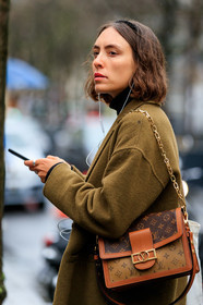 kaki coat, brown leather bag, camel leather bag, beige leather bag, monogrammed bag, louis vuitton bag, shoulder bag, golden strap bag, golden chain strap bag, bag detail, close up detail, fashion week, frenchystyle, FW, jonathan paciullo, street style, PFW, PARIS, vertical, atmosphere details, detail