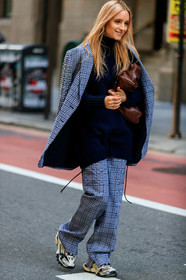 Charlotte Groeneveld, grey jacket, grey pants, grey suits, checked jacket, checked pants, checked suits, plaid pants, plaid jacket, plaid suits, black pullover, long pullover, turtleneck pullover, golden sneakers, beige sneakers, fashion week, frenchystyle, FW, jonathan paciullo, street style, NYFW, NEW YORK, AUTUMN WINTER 2020-2021, FALL WINTER 2020-2021, FW 20-21, vertical, full length