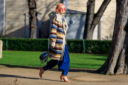 atmosphere details, AUTUMN WINTER 2017-2018, AW 17-18, blue bag, camel sandals, cardigan, chloe, denim pants, dyed hair, FALL WINTER 2017-2018, fashion week, frenchystyle, full length, fun sunglasses, FW, FW 17-18, geometric, graphic sweater, high heels, horizontal, irene kim, jeans, jonathan paciullo, leather bag, leather shoes, PARIS, PFW, pink hair, printed jacket, printed sweater, street style, suede bag, sunglasses, trousers