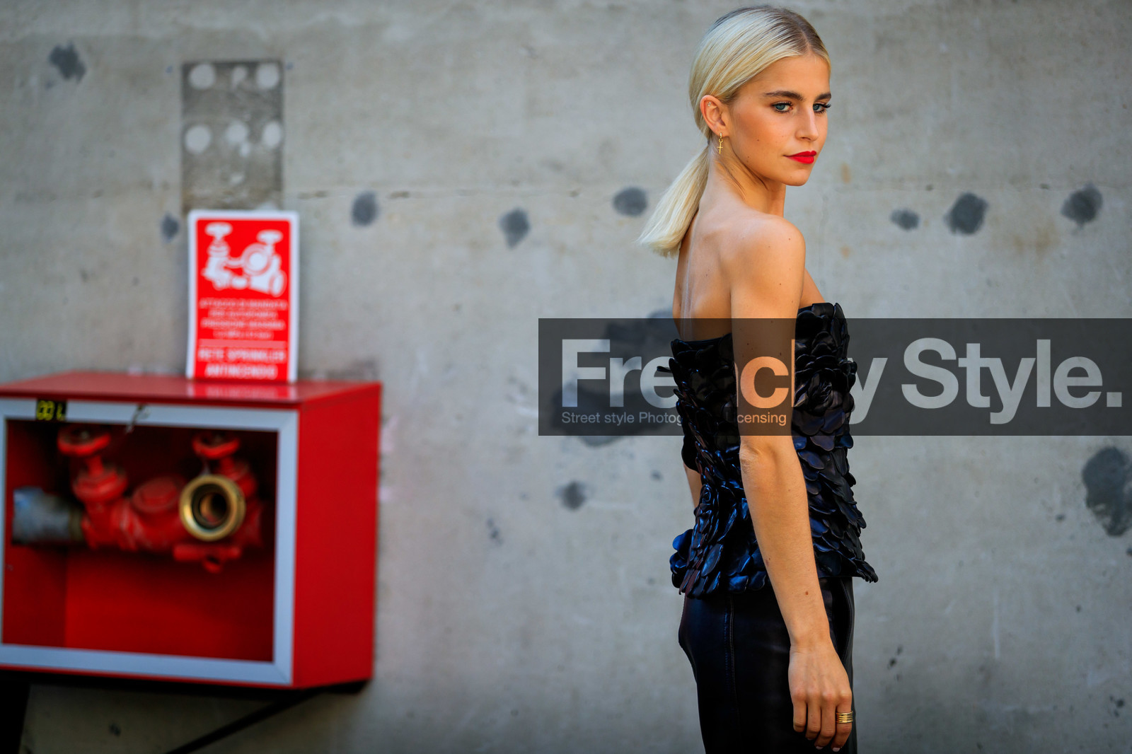 black leather top, black leather skirt, leather total look, black total look, strapless top, flower top, patchwork top, golden watch, cartier watch, panthere cartier watch, valentino look, valentino skirt, valentino top, caro daur, street style, jonathan paciullo, FW, frenchystyle, fashion week, MFW, MILAN, SPRING SUMMER 2021, SS 21, horizontal, atmosphere details, detail