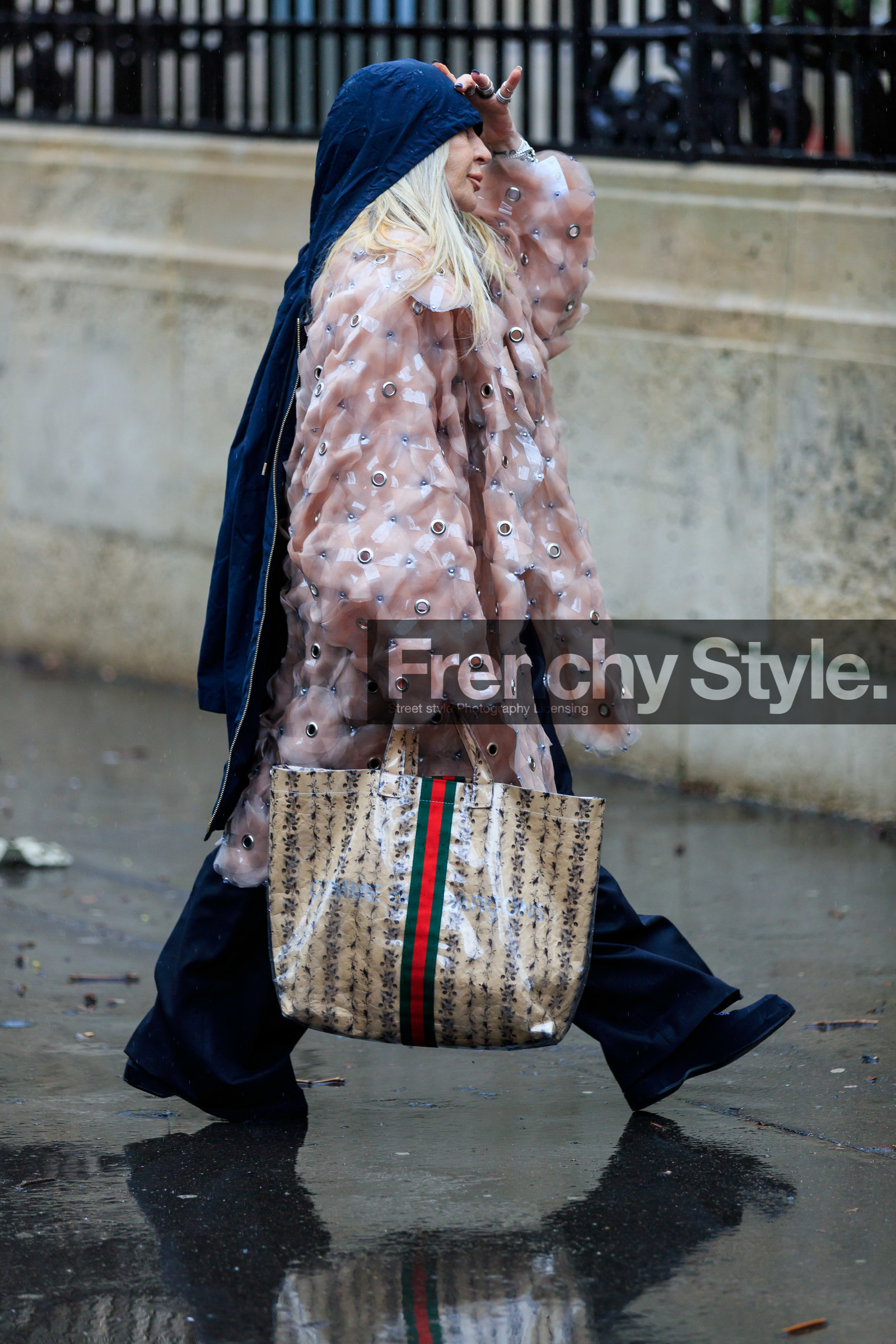 comme des garcons bag, navy blue raincoat, nude jacket, nude coat, plastic coat, plastic jacket, embroidered coat, embroidered jacket, studs jacket, studs coat, striped bag, shopping bag, printed bag, beige bag, fashion week, frenchystyle, FW, jonathan paciullo, street style, PFW, PARIS, AUTUMN WINTER 2020-2021, FALL WINTER 2020-2021, FW 20-21, vertical, atmosphere details, detail