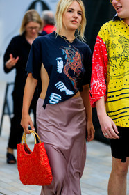 used t-shirt, black t-shirt, printed t-shirt, pink skirt, silk skirt, satin skirt, mid long skirt, chinese printed t-shirt, red bag, satin bag, wood strap bag, fashion week, frenchystyle, FW, jonathan paciullo, street style, vertical, detail, atmosphere details