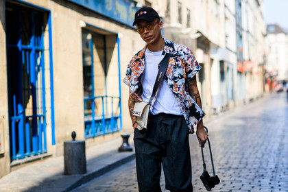 atmosphere details, black cap, black pants, camera, detail, fashion week, frenchystyle, FW, graphic shirt, horizontal, jonathan paciullo, leather bag, MENSWEAR, PARIS, PFW, printed shirt, SPRING SUMMER 2018, SS 18, street style, sunglasses, tattoos, trousers, white bag, white t shirt