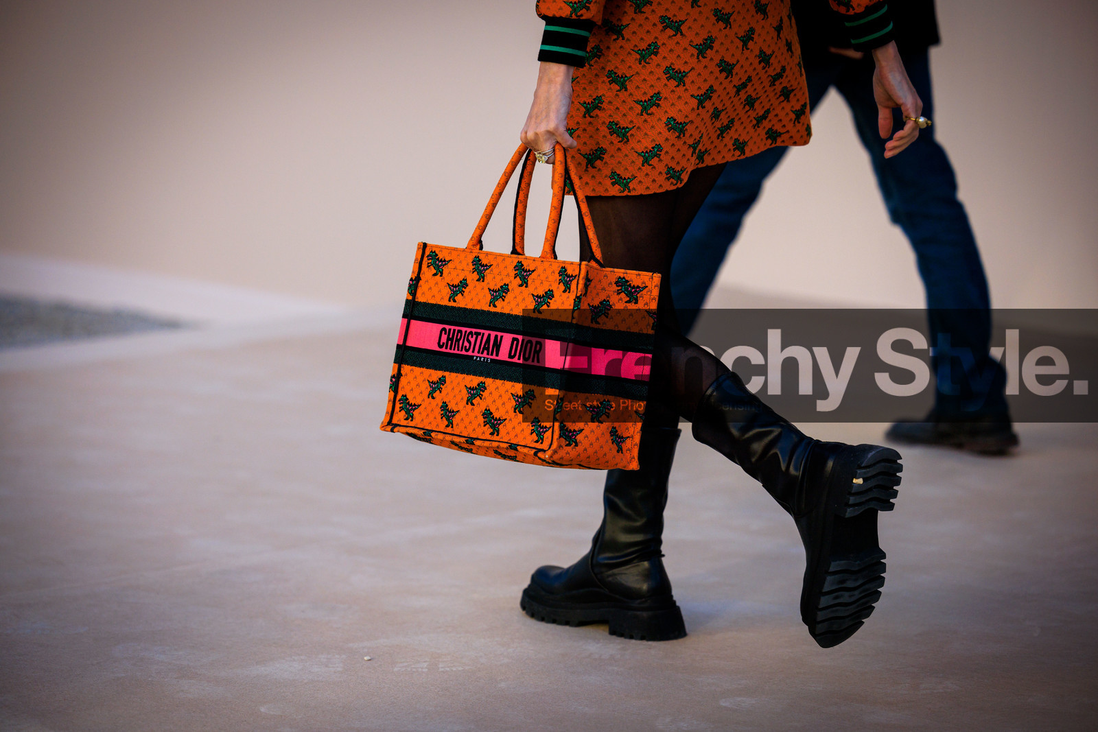 details, close up, dior bag, christian dior, dior, cabas bag, printed bag, black boots, leather boots, black sotckings, mini skirt, orange skirt, printed skirt, fashion week, frenchystyle, FW, jonathan paciullo, street style, PARIS, PFW, SPRING SUMMER 2022, SS 22, atmosphere details, detail, horizontal
