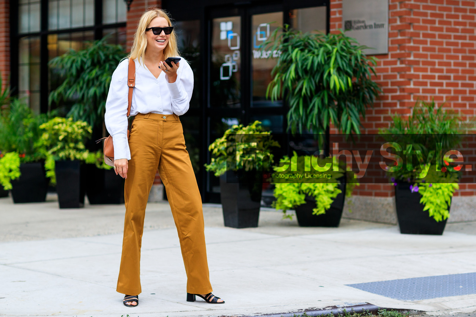 camel pants, high heels, leather shoes, sunglasses, trousers, white shirt, fashion week, frenchystyle, FW, jonathan paciullo, street style, NYFW, NEW YORK, SPRING SUMMER 2019, SS 19, atmosphere details, horizontal, full length