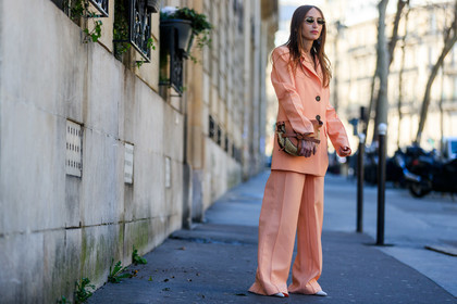 blazer, camel bag, chloe loulou de saison, leather bag, leather shoes, loewe, orange jacket, orange pants, orange suit, sunglasses, trousers, white shoes, PARIS, PFW, street style, jonathan paciullo, FW, frenchystyle, fashion week, AUTUMN WINTER 2019-2020, AW 19-20, FALL WINTER 2019-2020, FW 19-20, horizontal, atmosphere details, full length