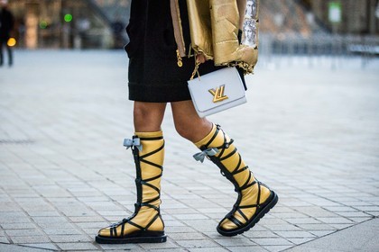 bag, boots, coat, gold boots, gold coat, high boots, louis vuitton bag, louis vuitton look, print, printed coat, Sharon Alexie, white bag, fashion week, frenchystyle, FW, jonathan paciullo, street style, PFW, PARIS, SPRING SUMMER 2022, SS 22, horizontal, atmosphere details