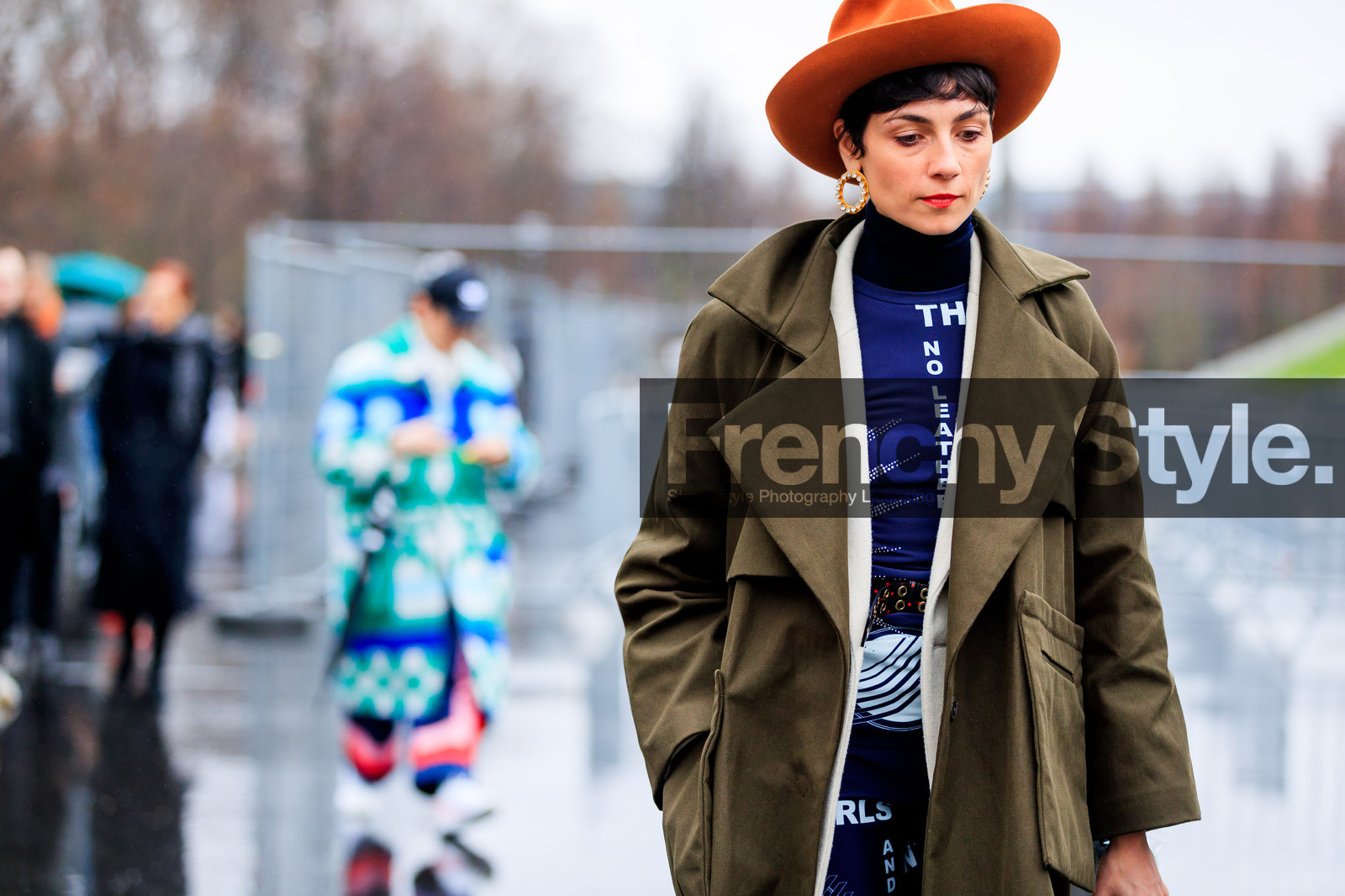atmosphere details, AUTUMN WINTER 2017-2018, AW 17-18, blue top, brown hat, detail, FALL WINTER 2017-2018, fashion week, frenchystyle, FW, FW 17-18, green coat, horizontal, jonathan paciullo, navy pants, PARIS, PFW, printed top, street style