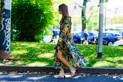 atmosphere details, fashion week, floral, flowers, frenchystyle, full length, FW, graphic dress, green dress, high heels, horizontal, jonathan paciullo, leather shoes, MFW, MILAN, printed dress, SPRING SUMMER 2018, SS 18, street style, sunglasses, white shoes