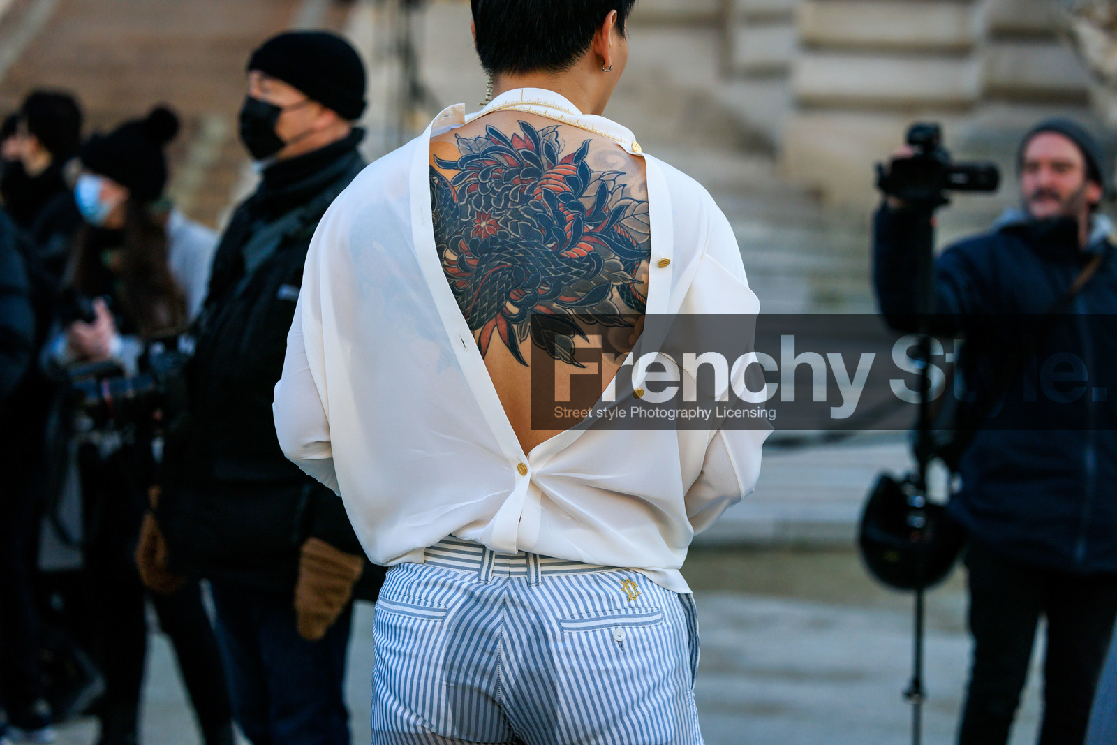 back details, tatto, open back shirt, white shirt, buttoned shirt, blue torusers, striped torusers, fashion week, frenchystyle, FW, jonathan paciullo, street style, PARIS, PFW, SPRING SUMMER 2022, SS 22, atmosphere details, detail, horizontal