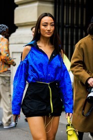 blue shirt, black shorts, yellow handbag, loop earrings, fashion week, frenchystyle, FW, jonathan paciullo, street style, AUTUMN WINTER 2022-2023, FALL WINTER 2022_2023, FW 22-23, PFW, PARIS, vertical, detail