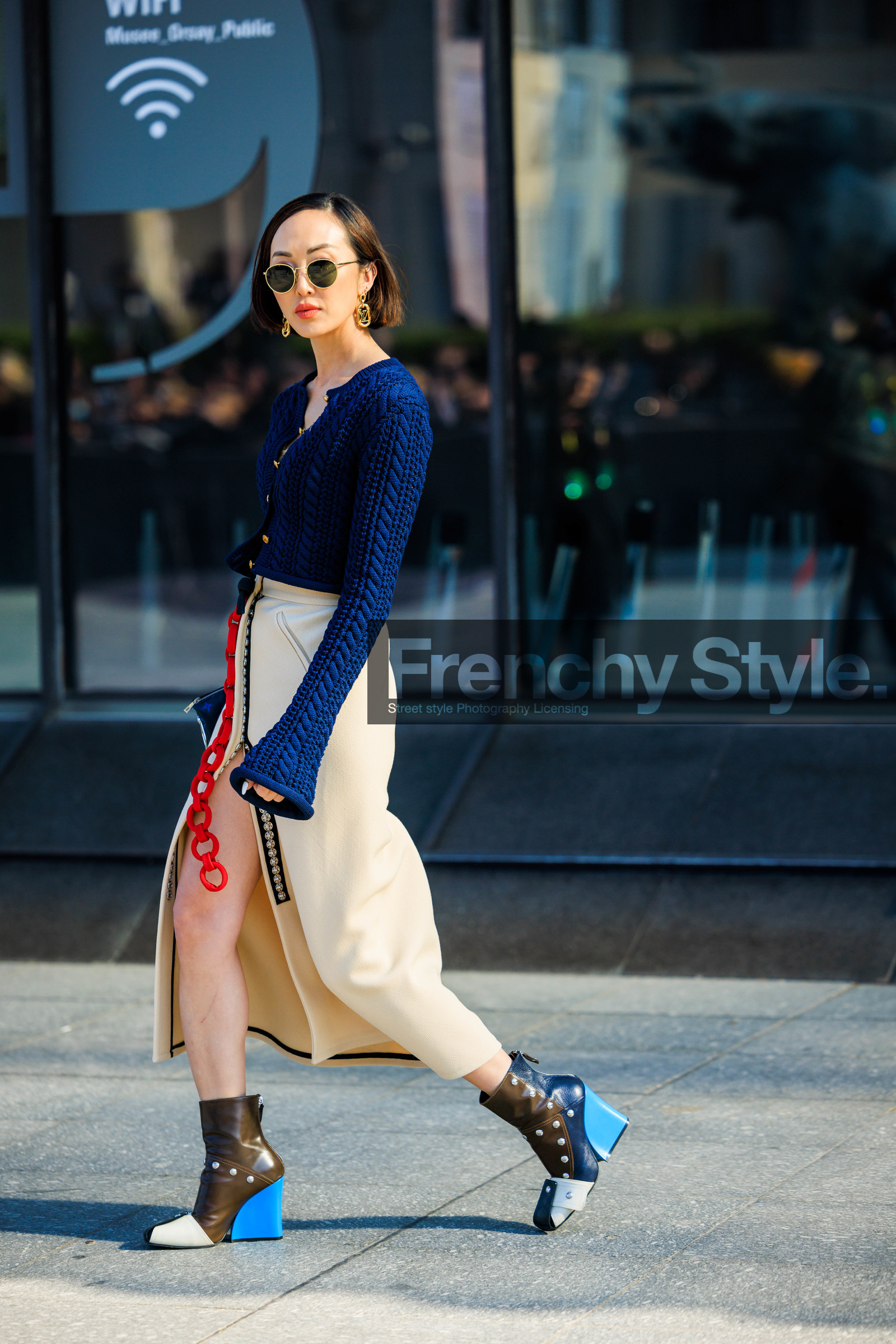 navy blue cardigan, knitted cardigan, knitweat, black sunglasses, louis vuitton earrings, louis vuittons, longskirt, white skirt, black handbag, louis vuitton bag, logo bag, louis vuitton boots, brown boots, multicolor boots, heeled boots, chain bag, short hair, red lips, xenia adonts, street style, jonathan paciullo, FW, frenchystyle, fashion week, AUTUMN WINTER 2022-2023, FALL WINTER 2022_2023, FW 22-23, PFW, PARIS, full length, vertical