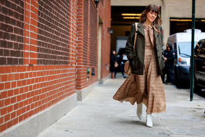 beige bag, checked, checked dress, graphic dress, green jacket, high heels, leather shoes, pink dress, plaid, pleats, printed dress, tartan, white boots, street style, jonathan paciullo, FW, frenchystyle, fashion week, NYFW, NEW YORK, AUTUMN WINTER 2018-2019, AW 18-19, FALL WINTER 2018-2019, FW 18-19, atmosphere details, horizontal, full length, jenny cipoletti