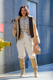 Tiffany Hsu, light beige shirt, light beige coat, fur bombers, fur coat, high waist pants, belted pants, white pants, beige leather boots, beige leather bag, beige leather clutch, plaited leather bag, bottega veneta bag, high boots, fashion week, frenchystyle, FW, jonathan paciullo, street style, FALL WINTER 2020-2021, AUTUMN WINTER 2020-2021, FW 20-21, vertical, full length, NYFW, NEW YORK