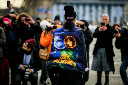 back details, printed vest, space vest, planet vest, black beanie, sweatshirt, fashion week, frenchystyle, FW, jonathan paciullo, street style, PFW, PARIS, menswear, FALL WINTER 2022-2023, AUTUMN WINTER 2022-2023, FW 22-23, atmosphere details, detail, horizontal