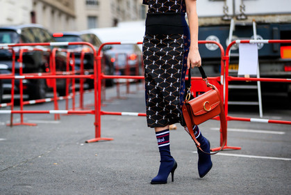 animal print, black shoes, black skirt, blue shoes, chloé, graphic skirt, high heels, leather bag, leather shoes, madelynn furlong, printed skirt, red bag, PARIS, PFW, street style, jonathan paciullo, FW, frenchystyle, fashion week, AUTUMN WINTER 2019-2020, AW 19-20, FALL WINTER 2019-2020, FW 19-20, horizontal, atmosphere details, detail