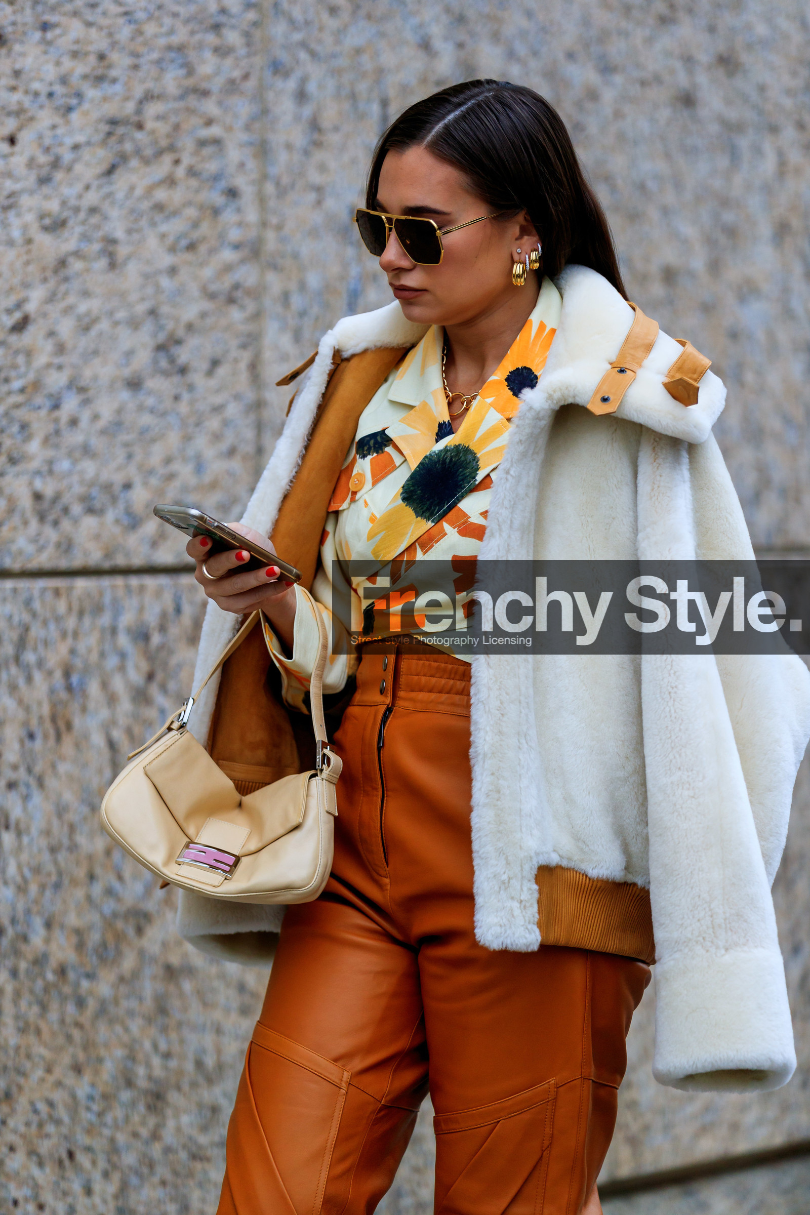 white coat, fur coat, fur bombers, wrap shirt, floral printed shirt, yellow shirt, white shirt, camel leather pants, beige bag, fendi bag, fendi baguette bag, aviator sunglasses, golden frame sunglasses, metalic frame sunglasses, golden earrings, hoop earrings, mini hoop earrings, diamond earrings, multi earrings, fashion week, frenchystyle, FW, jonathan paciullo, street style, NYFW, NEW YORK, AUTUMN WINTER 2020-2021, FALL WINTER 2020-2021, FW 20-21, vertical, detail, atmosphere details