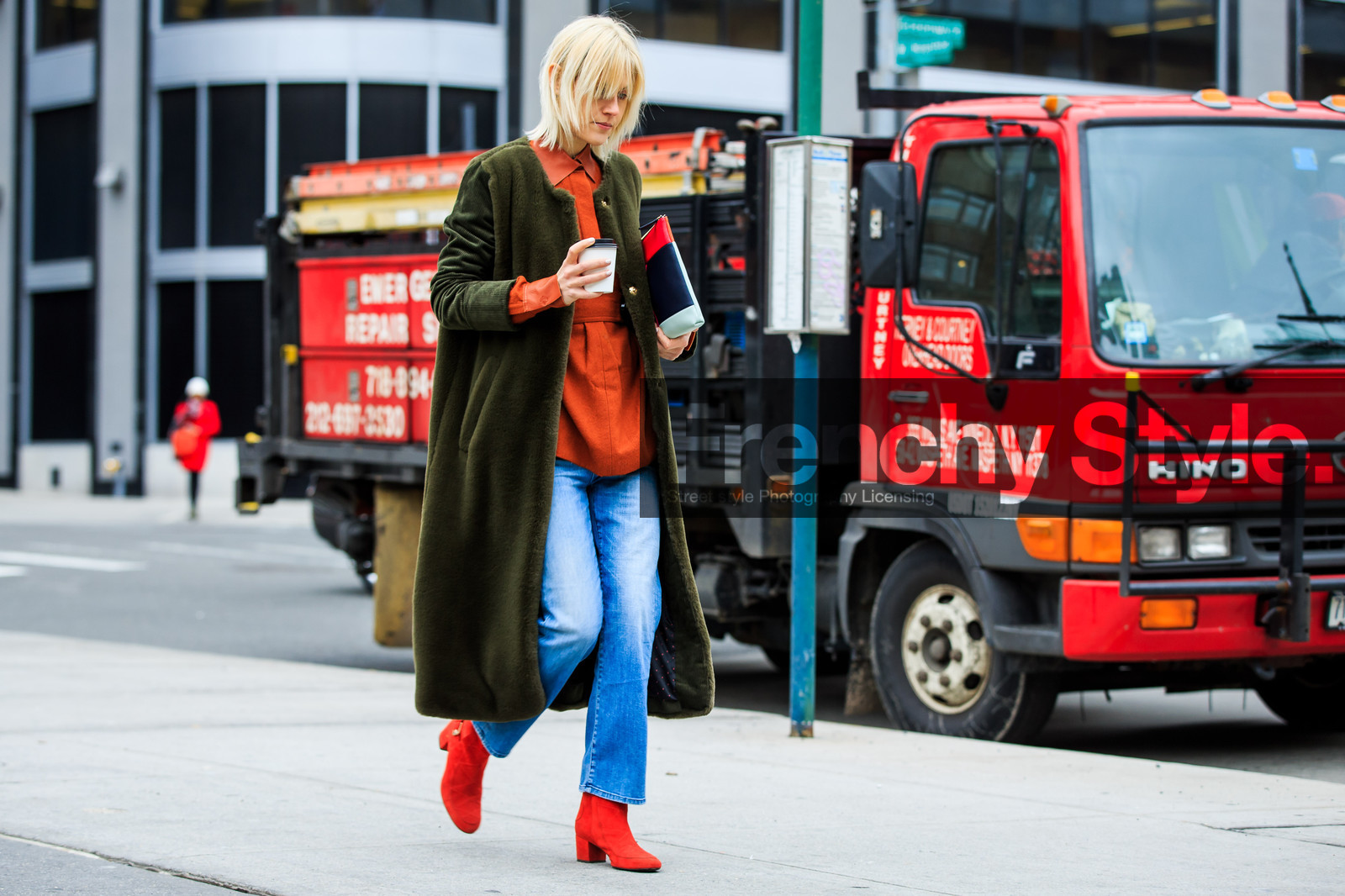 atmosphere details, AUTUMN WINTER 2016-2017, AW 16-17, blue denim, chanel, denim pants, fashion week, frenchystyle, full length, fur coat, FW, FW 16-17, green fur, horizontal, jeans, jonathan paciullo, kaki coat, leather clutch, linda tol, NEW YORK, NYFW, patchwork, red boots, red shirt, shearling, street style, suede shoes, trousers, woman