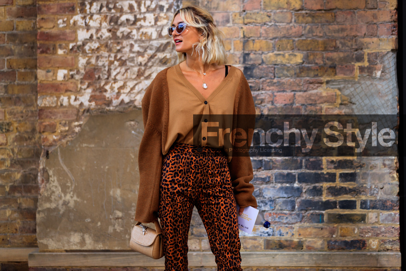 adenorah, beige bag, brown pants, brown sweater, graphic pants, leather bag, necklace, printed pants, sunglasses, trousers, fashion week, frenchystyle, FW, jonathan paciullo, street style, LFW, LONDON, SPRING SUMMER 2019, SS 19, atmosphere details, horizontal, detail