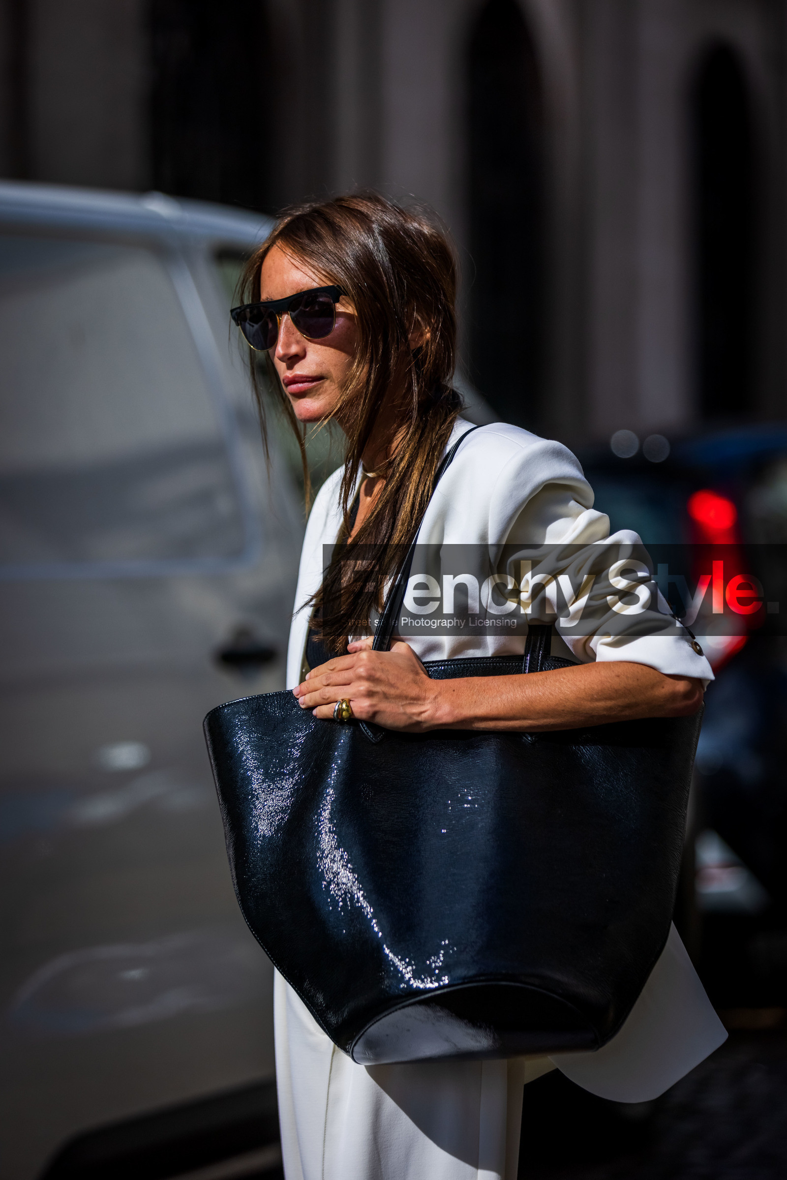bag, black bag, Chloé Harrouche, choker, flare pants, fluid pants, jacket, leather bag, oversize bag, pants, rayban, sunglasses, white jacket, white pants, plateform boots, street style, jonathan paciullo, FW, frenchystyle, fashion week, PFW, PARIS, SPRING SUMMER 2022, SS 22, vertical, atmosphere details