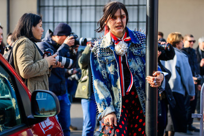 atmosphere details, AUTUMN WINTER 2017-2018, AW 17-18, blue denim, bow collar, denim jacket, detail, embroidered jacket, FALL WINTER 2017-2018, fashion week, frenchystyle, FW, FW 17-18, graphic pants, gucci, horizontal, jonathan paciullo, MFW, MILAN, polka dot, printed pants, street style, studs, tie & die