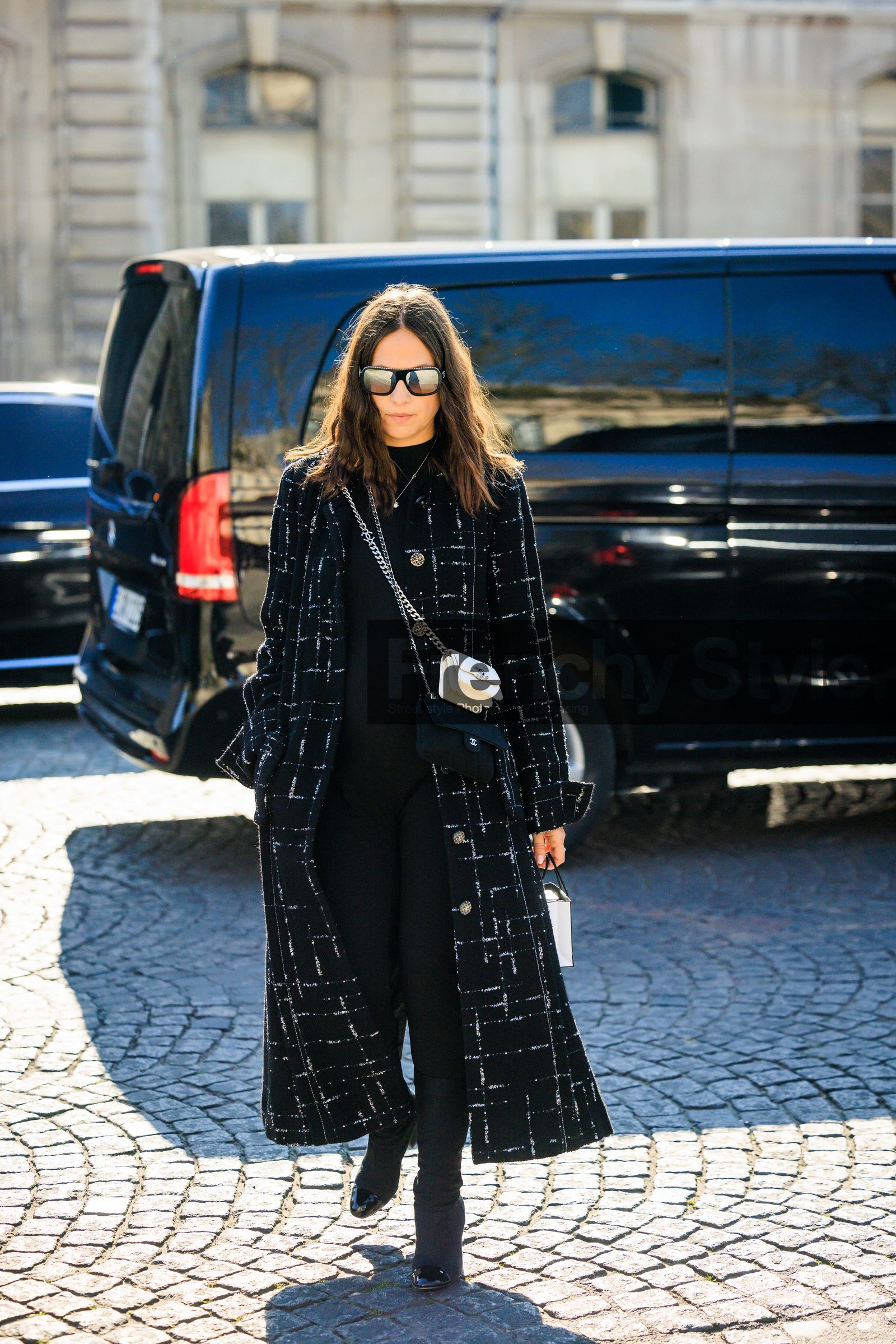 full black look, chanel, black sunglasses, tweed coat, black coat, black top, black leggins, crossbody bag, black bag, white bag, black boots, chanel mini bag, chanel bag, erika boldrin, FW 22-23, FALL WINTER 2022_2023, AUTUMN WINTER 2022-2023, fashion week, frenchystyle, FW, jonathan paciullo, street style, PFW, PARIS, full length, vertical
