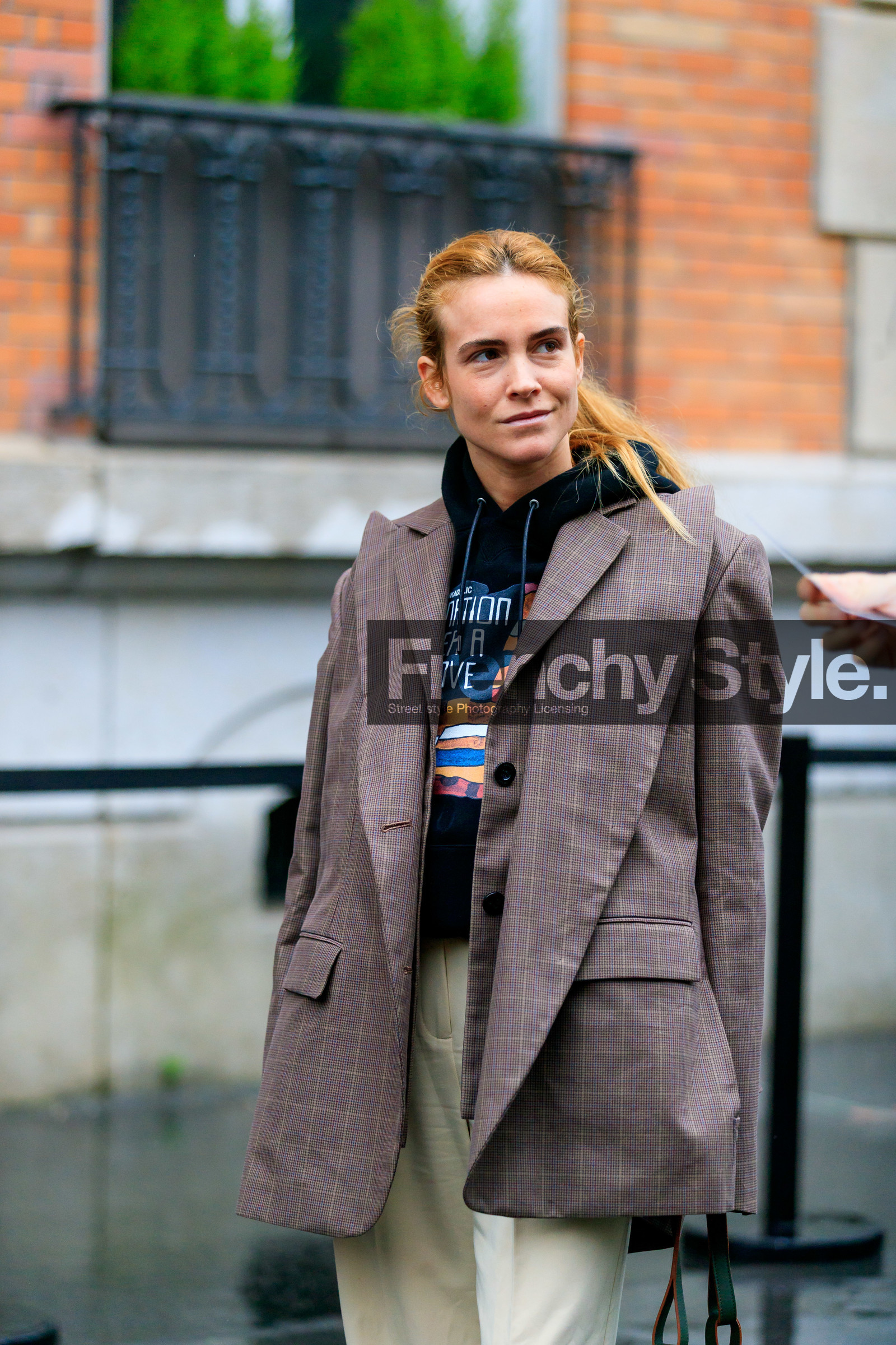 blanca miro scrimieri, brown jacket, burgundy jacket, checked jacket, layered jacket, black hoodie, printed hoodie, light beige pants, fashion week, frenchystyle, FW, jonathan paciullo, street style, PFW, PARIS, vertical, atmosphere details, detail