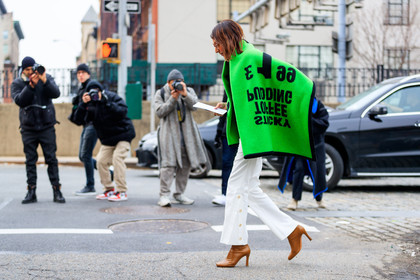 brown shoes, green jacket, green scarf, high heels, leather shoes, trousers, white pants, street style, jonathan paciullo, FW, frenchystyle, fashion week, NYFW, NEW YORK, AUTUMN WINTER 2018-2019, AW 18-19, FALL WINTER 2018-2019, FW 18-19, atmosphere details, horizontal, full length