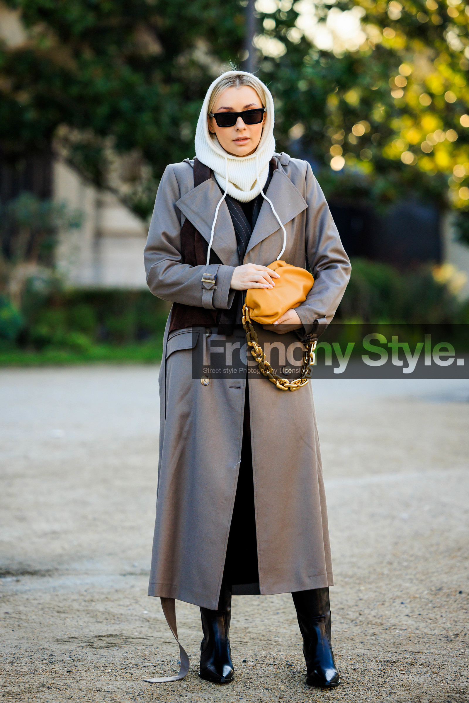 white hood, black sunglasses, knitted hood, grey, trench, dual toned trench, yellow handbag, chain bag, golden chain bag, black boots, fashion week, frenchystyle, FW, jonathan paciullo, street style, PARIS, PFW, SPRING SUMMER 2022, SS 22, full length, vertical