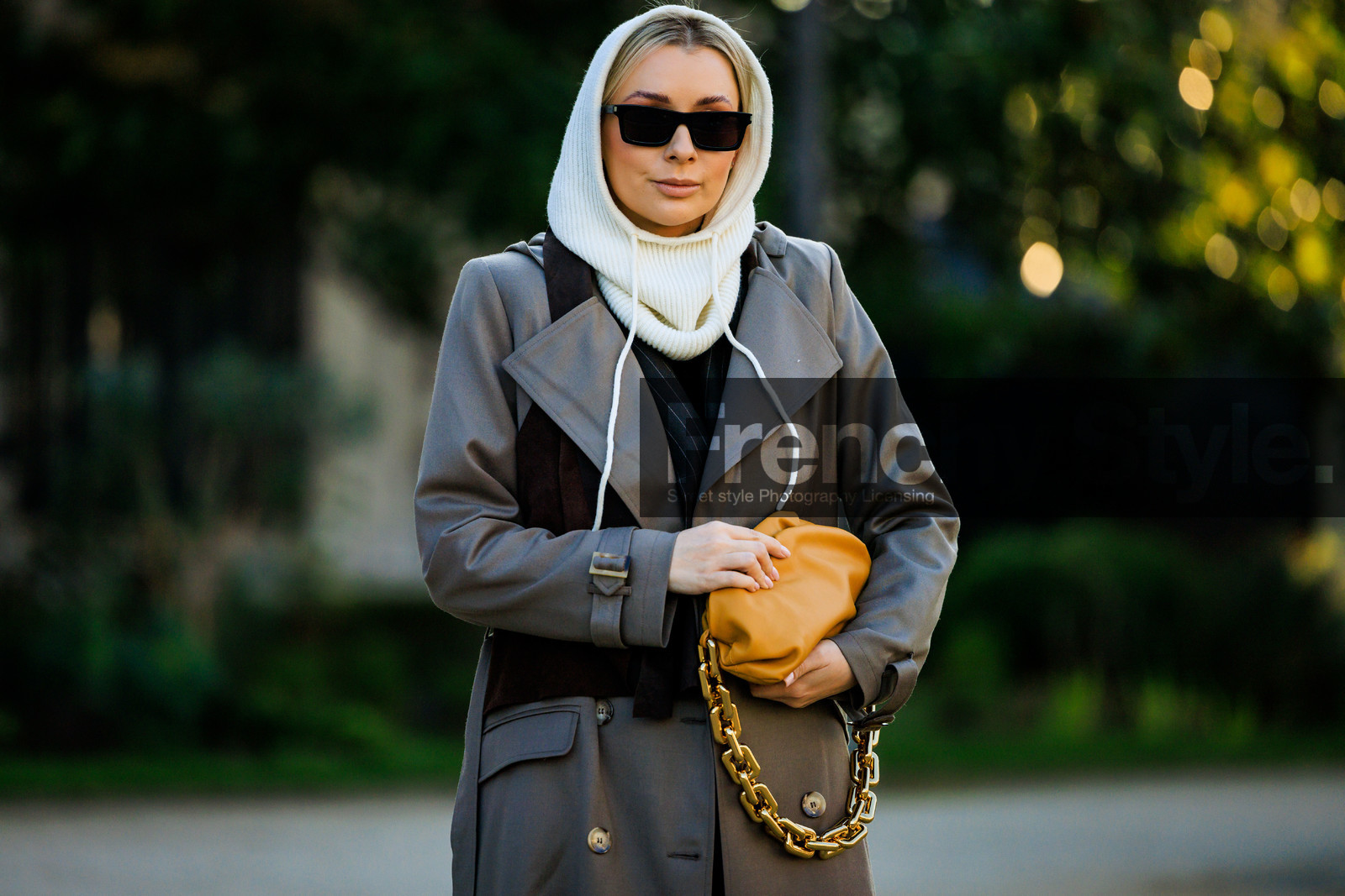 white hood, black sunglasses, knitted hood, grey, trench, dual toned trench, yellow handbag, chain bag, golden chain bag, fashion week, frenchystyle, FW, jonathan paciullo, street style, PARIS, PFW, SPRING SUMMER 2022, SS 22, atmosphere details, detail, horizontal