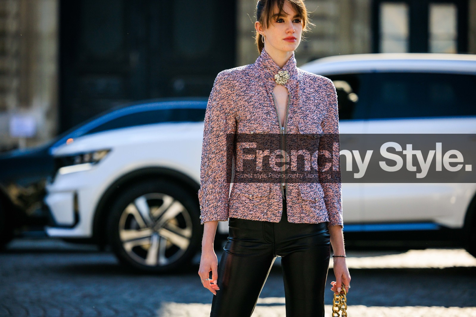 pink jacket, adjusted jacket, chanel, black pants, leather pants, rose pin, golden pin, horizontal, FW 22-23, FALL WINTER 2022_2023, AUTUMN WINTER 2022-2023, fashion week, frenchystyle, FW, jonathan paciullo, street style, PFW, PARIS, atmosphere details, detail