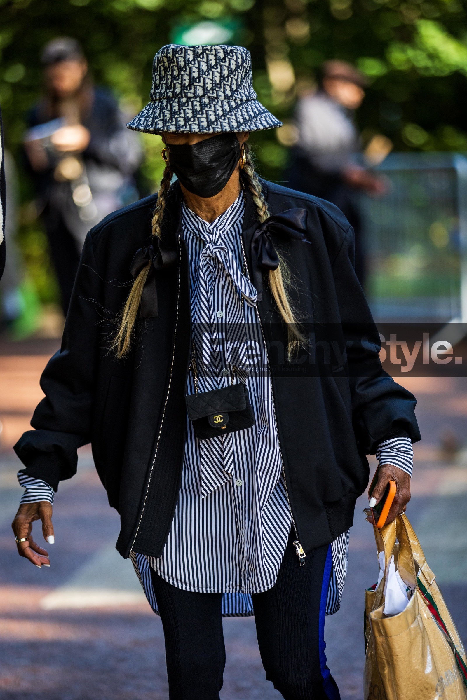 bag, black and white, black bomber, black legging, bob, bomber, bow, chanel bag, dior bob, facial mask, logo print, mini bag, printed bob, quilted bag, shirt, striped shirt, stripes, tie shirt, white shirt, street style, jonathan paciullo, FW, frenchystyle, fashion week, PFW, PARIS, SPRING SUMMER 2022, SS 22, vertical, atmosphere details