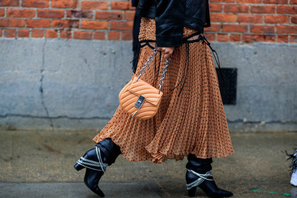 black jacket, black shoes, chains, chloé, graphic skirt, high heels, leather bag, leather jacket, leather shoes, pink bag, pink skirt, pleated skirt, polka dot, printed skirt, street style, jonathan paciullo, FW, frenchystyle, fashion week, NYFW, NEW YORK, AUTUMN WINTER 2018-2019, AW 18-19, FALL WINTER 2018-2019, FW 18-19, atmosphere details, horizontal, detail