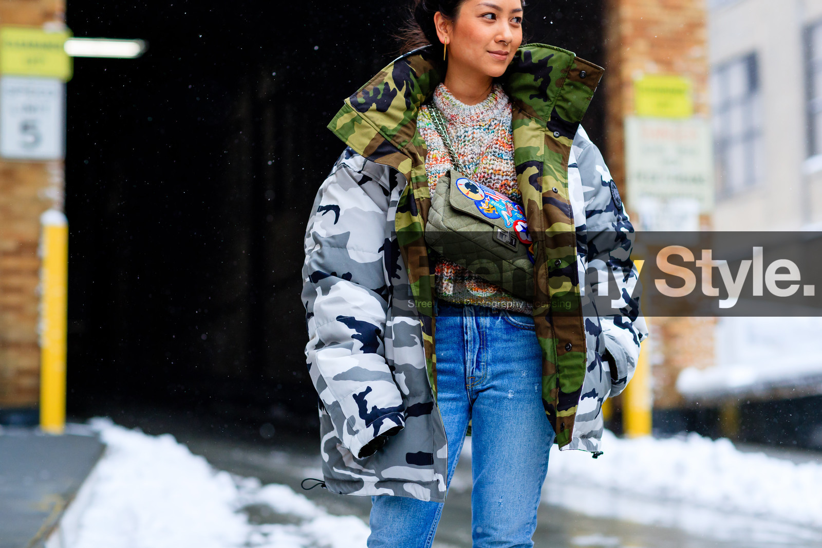 atmosphere details, AUTUMN WINTER 2017-2018, AW 17-18, blue denim, camo jacket, camouflage, chanel handbag, denim pants, detail, down jacket, embroidered bag, FALL WINTER 2017-2018, fashion week, frenchystyle, FW, FW 17-18, green bag, grey jacket, horizontal, jeans, jonathan paciullo, military jacket, multicolor sweater, NEW YORK, NYFW, oversize, printed jacket, street style, trousers, vêtements