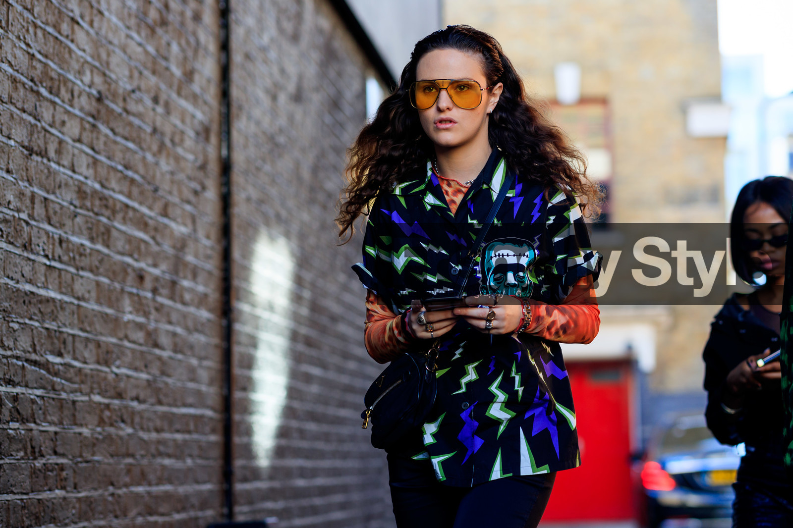 aviator sunglasses, orange sunglasses, carrera sunglasses, printed shirt, short sleeves shirt, tie and dye top, multi rings, signet ring, crossbody bag, prada bag, black bag, prada shirt, fashion week, frenchystyle, FW, jonathan paciullo, street style, atmosphere details, horizontal, detail