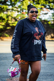 bag, black sunglasses, black t-shirt, dio bag, Gabrielle Karefa Johnson, mini skirt, pink bag, print, printed bag, printed t-shirt, sunglasses, t-shirt, street style, jonathan paciullo, FW, frenchystyle, fashion week, PFW, PARIS, SPRING SUMMER 2022, SS 22, vertical, atmosphere details